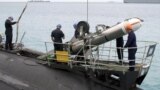 Американская ракета "Томагавк" при погрузке в Великобритании